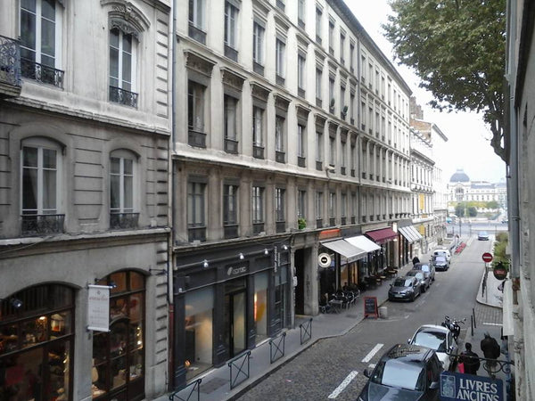 Je vous propose une chambre qui se trouve à 2 min à pied de la Place Bellecour.  Lyon, France Chambre privative plein centre Private room in rental unit vacation rental 9203626