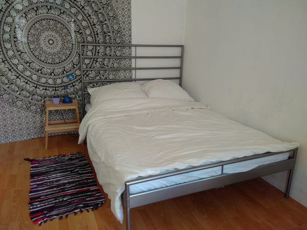 Minimalistic bright room with a cozy queen sized bed and 2 windows with blinds f Vienna, Austria Bright minimalist room 25 mins from city center Private room in rental unit vacation rental 18905982