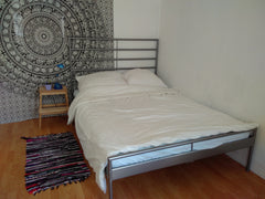 Minimalistic bright room with a cozy queen sized bed and 2 windows with blinds f Vienna, Austria Bright minimalist room 25 mins from city center Private room in rental unit vacation rental 18905982