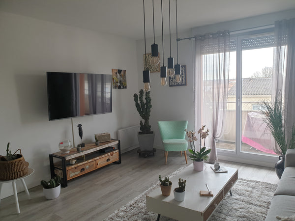 Joli appartement dans résidence au calme. Petite entrée avec 1 placard et cintre Bègles, France Joli T3, 63 m2, résidenc. piscine, 10 min BDX. Entire condo vacation rental 27900573