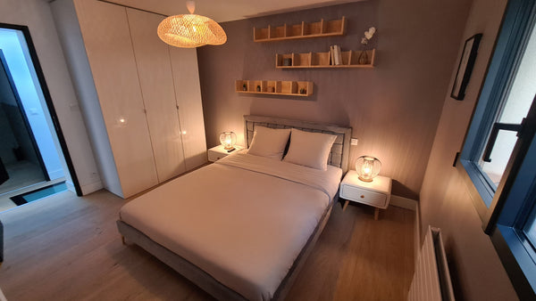 Chambre dans un loft refait à neuf situé dans le centre de Bordeaux. Tramway à 2 Paris, France Bordeaux centre : Chambre avec SDB privée Private room in rental unit vacation rental 52418456