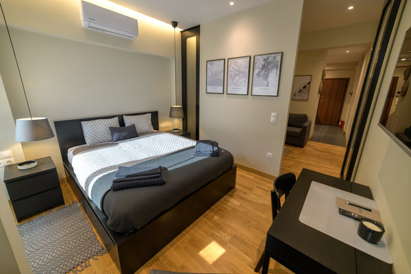 Located just off Syntagma square, the metro station, tram and bus lines.<br />Ju GR Xenofontos central apt just off Syntagma sq. Entire condo vacation rental 50926656