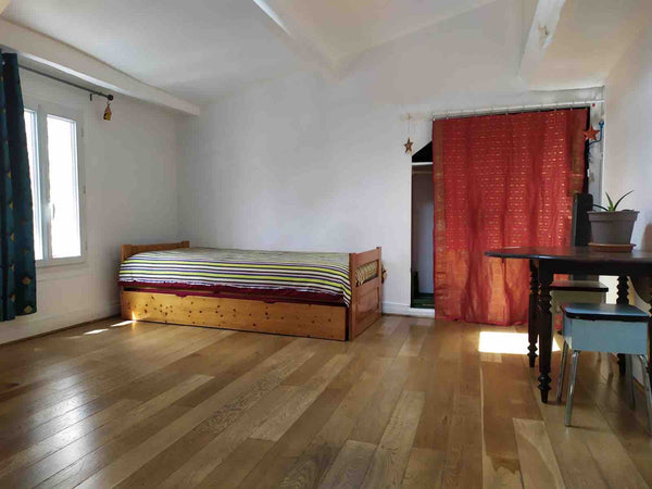 Havre de paix.<br />Charmant studio climatisé sous les toits de Paris. A deux pa Paris, France Très central. Charmant studio - toits de Paris Private room in rental unit vacation rental 1232867