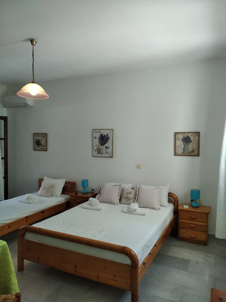 To δωμάτιο  βρίσκεται μέσα σε έναν ολάνθιστο κήπο σε ήσυχη τοποθεσία, αλλά με εύ  Garden Studio Entire rental unit vacation rental 35257901