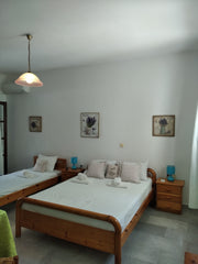 To δωμάτιο  βρίσκεται μέσα σε έναν ολάνθιστο κήπο σε ήσυχη τοποθεσία, αλλά με εύ  Garden Studio Entire rental unit vacation rental 35257901