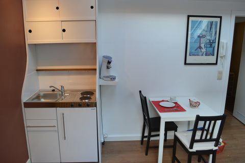 Beau studio au 3eme étage de notre maison familiale. Kitchninette avec frigo pou Brussels, Belgium Magnifique studio proche du centre Entire rental unit vacation rental 45251559