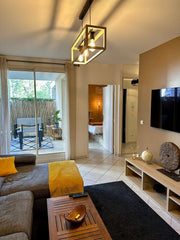 Chambre avec lit double , séjour , salle de bain avec douche ,  cuisine équipée  Lyon, France Suite indépendante, spacieuse + terrasse privée Private room in bed and breakfast vacation rental 772339294225878986