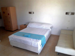 Appartamento monolocale per 3 persone con bagno e terrazzo esterno, ubicato in z  Ampio appartamento monolocale per 3 persone con bagno,angolo cottura e terrazzo esterno Entire rental unit vacation rental 42888052