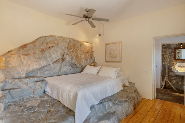Spacious, ground-floor rooms with stunning bedroom built on the rock, and shared  Superior Double Room with Sea View - 