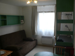 C'est un appartement situé en plein centre ville .Il y a un coin cuisine équipée Lyon, France Studio de 20m2 dans une résidence Private room in condo vacation rental 12178292