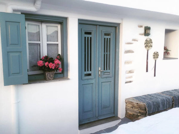 In the magical medieval Kastro area of Sifnos, lies a beautiful small house.