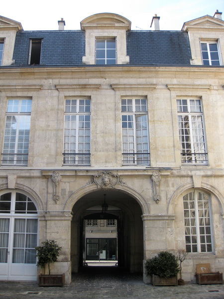 <b>The space</b><br />Charming two room apartment for rent. Located in a 17th ce Paris, France Charming flat in 