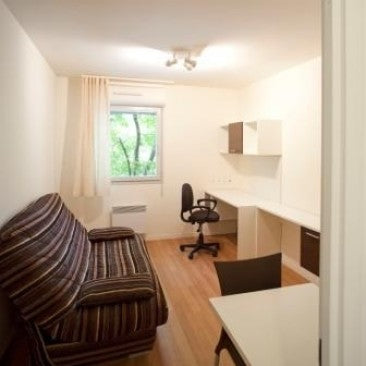 Bonjour, je mets à disposition mon lit double afin de gagner un peu d'argent. Je  Appartement proche porte de saint ouen Shared room in rental unit vacation rental 23782838