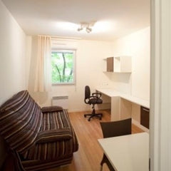 Bonjour, je mets à disposition mon lit double afin de gagner un peu d'argent. Je  Appartement proche porte de saint ouen Shared room in rental unit vacation rental 23782838