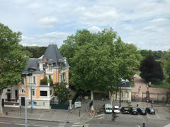 Chambre privée avec un lit double, un bureau et des rangements, l'appartement es Lyon, France Chambre privée 10 min de la part Dieu Private room in rental unit vacation rental 42252205