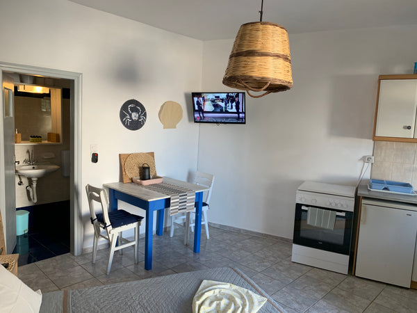 The studio consist of a small fridge convection cooker, air condition, wifi, own London, United Kingdom 1 BEACH STUDIO W KITCHEN SECONDS FROM THE SEA Cycladic home vacation rental 17447117
