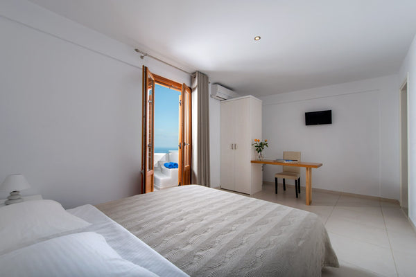 ANAMNESIS CITY SPA HOTEL is located in Fira, on the top of the hill, offering ma  Superior Double Room with Hot Tub Room in boutique hotel vacation rental 41784408