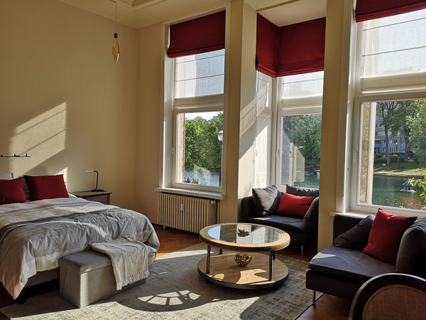 Bel espace de vie avec parquets, beaux volumes, sa lumière naturelle durant la j Ixelles, Belgium Suite aux étangs Bruxelles Entire rental unit vacation rental 34102568