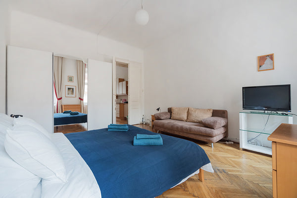 Beautiful city apt in Great location with everything just short distance walk aw  Charming city apartment Entire rental unit vacation rental 32183575