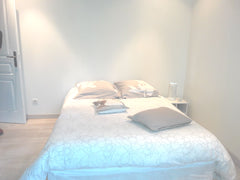 Chambre d environs 15m2 avec grand lit ,télé wifi et salle de bain avec douche.<  Chambre zen Private room in townhouse vacation rental 39772440