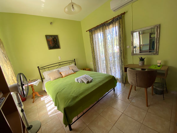 Private en-suite bedroom located in the village of Vrises Apokoronou.Vrises is a Worcester, United Kingdom Private en-suite bedroom in Vrises Apokoronou Private room in home vacation rental 54366374