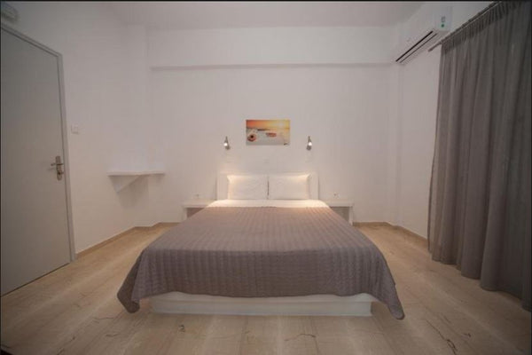 Traditional Santorini style property. The room offer a double bed.<br /><br /><b  Double Room at Eva's House Private room in guesthouse vacation rental 36333604