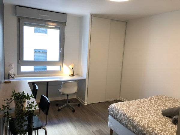Situé en plein cœur de Lyon, ce studio de 20 m2 est à 2 minutes  à pieds des qua Lyon, France Le Montesquieu-élégant studio -5 min Bellecour Entire rental unit vacation rental 49186391