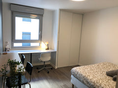 Situé en plein cœur de Lyon, ce studio de 20 m2 est à 2 minutes  à pieds des qua Lyon, France Le Montesquieu-élégant studio -5 min Bellecour Entire rental unit vacation rental 49186391
