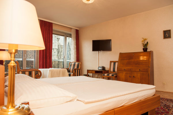 In der Pension Sacher - Apartments am Stephansplatz hat jedes der vier gemütlich Vienna, Austria Ein-Zimmer-Apartments mit Blick auf den Dom Entire serviced apartment vacation rental 51206431