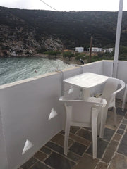Studio μπροστά στην θάλασσα (5 μέτρα). Στάση λεωφορείου (150 μέτρα). Δωρεαν Park  Faros, Sifnos Studio Christiana 1 Entire rental unit vacation rental 43973980