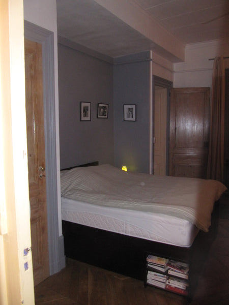 Chambre calme donnant sur cour - lit double confortable - SDB privative. <br />W Villeurbanne, France Chambre calme pour EURO 2016 Private room in rental unit vacation rental 11387817