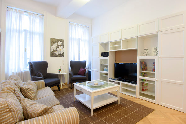 Newly renovated quiet  and sunny 3 bedroom apartment in the very centre of Vienn  City centre Mariahilf Entire rental unit vacation rental 29683051