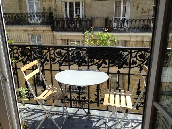Light and well laid one bedroom flat. Located on the sixth floor with a lift. A  Paris, France Cosy apartment near Père Lachaise cementery Entire rental unit vacation rental 20012786