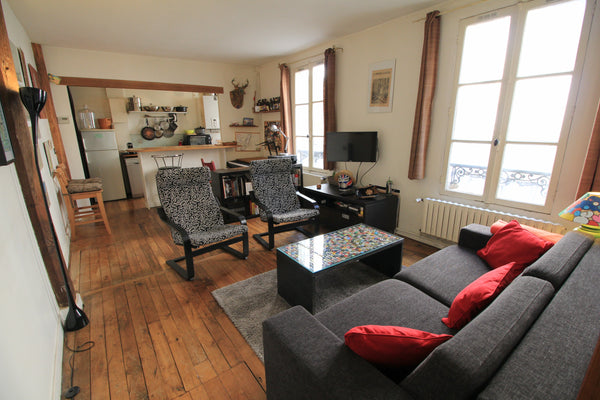 L'appartement est situé en plein cœur de Montmartre, à côté de la commerçante ru Paris, France 45m2 calme & cosy au cœur de Montmartre Entire rental unit vacation rental 18297108