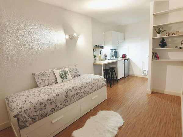 Beautiful luminous studio in the heart of the historic quartier Saint Pierre<br  Bordeaux, France Beautiful studio in the heart of Bordeaux Entire rental unit vacation rental 39861484