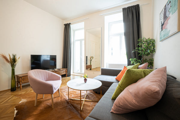 This beautiful 2 room apartment + balcony is located in the 3. district of Vienn Vienna, Austria BRIGHT AND STYLISH! City center, 2 rooms + balcony Entire condo vacation rental 618677126135275250