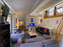 Appartement idéalement situé sur l’iconique Place Bellecour, parfait pour profit Lyon, France Appartement situé sur la place Bellecour Entire rental unit vacation rental 738976532132286575