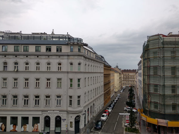 Hey folks!<br />We offer a light room in our flat with a queen size mattress, de Vienna, Austria 20 sqm room in central location Private room in rental unit vacation rental 27597324