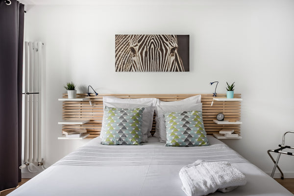 Savourez un grand cru local, dans ce bel appartement contemporain avec balcon. R  Luxe et sérénité en Bordelais Entire condo vacation rental 23779218