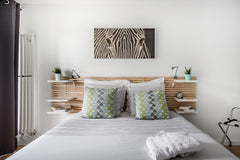 Savourez un grand cru local, dans ce bel appartement contemporain avec balcon. R  Luxe et sérénité en Bordelais Entire condo vacation rental 23779218