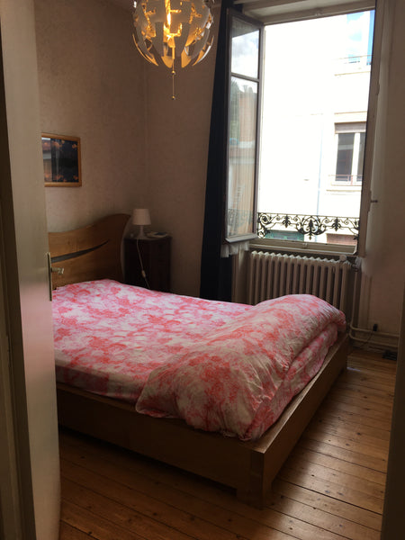 Chambre dans maison avec jardin.<br />Vous êtes à 10 minutes de la gare en bus e  Chambre dans maison avec jardin Private room in home vacation rental 659264034058163159