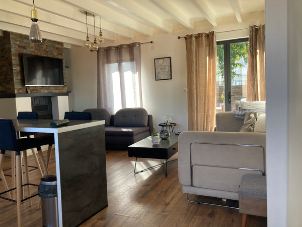 Maison entièrement rénovée sur terrain de 500m2 pour 2 à 6 personnes avec cuisin  Maison de Charme toute équipée Entire home vacation rental 40178095