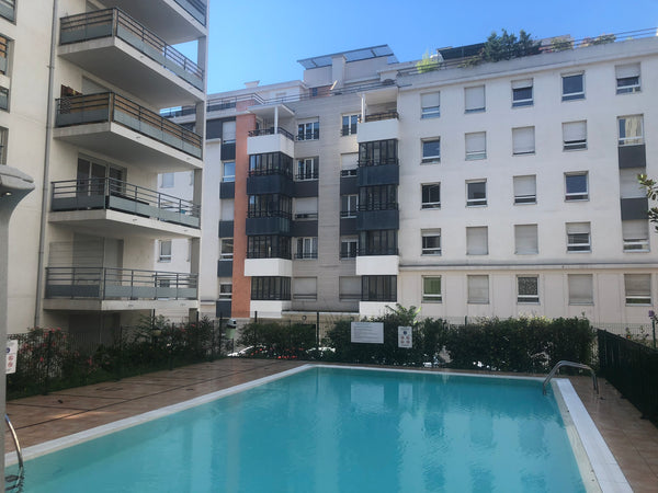 Cet appartement idéalement situé à proximité immédiate du métro B place Jean Jau Lyon, France Parenthèse de tranquillité au coeur de Lyon 7ème Entire rental unit vacation rental 44285551