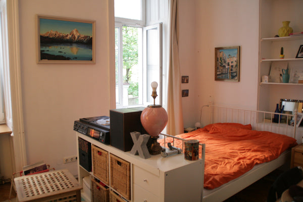 Das Zimmer hat 25 qm, ist auf den Innenhof gerichtet und direkt neben der U Bahn Munich, Germany Schönes Zimmer nahe Zentrum Private room in rental unit vacation rental 6357510