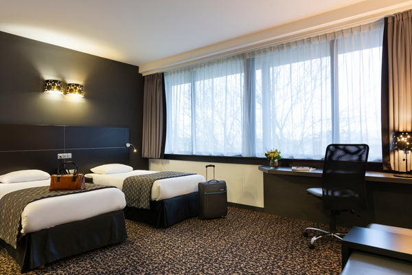 This room of 25m², offers one double bed or 2 single beds (upon request) et can   Chambre Confort proche aéroport Bruxelles Room in hotel vacation rental 569390983922679307
