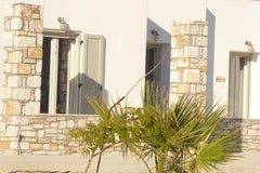 Villa πετρόχτιστη σε ήσυχο μέρος με θέα την πόλη της Παροικιάς<br />και το λιμάν Greece villa Leo in Paros Cycladic home vacation rental 43893178