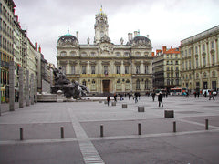 Rue Ste Catherine, derrière terreaux, on voit un peu la place d'une chambre ! <b Lyon, France Apprtement Place des Terreaux, 97m2 Entire rental unit vacation rental 8992404