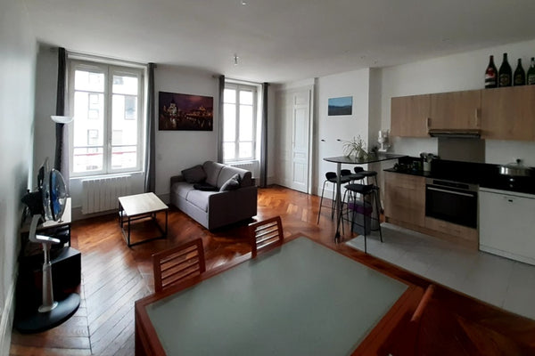 Apartment of 50m ² crossing.<br />Apartment completely refurbished in May 2020 w Lyon, France Apartment 2 rooms in old building Entire rental unit vacation rental 45325924