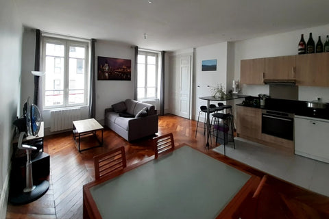 Apartment of 50m ² crossing.<br />Apartment completely refurbished in May 2020 w Lyon, France Apartment 2 rooms in old building Entire rental unit vacation rental 45325924