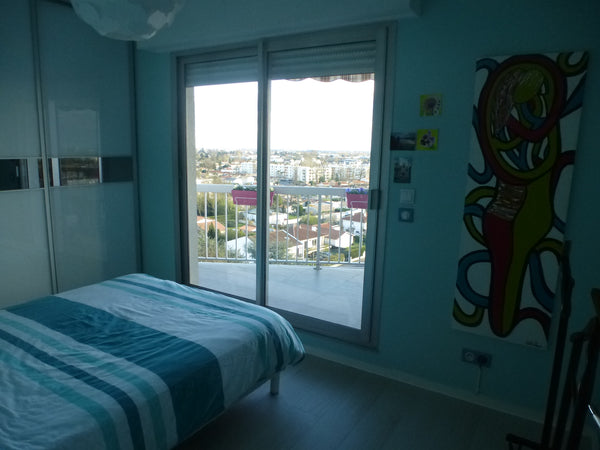 Chambre avec confortable lit double avec salle de bain privative.<br />Prévoir v Mérignac, France chambre 1 dans appartement avec vue sur Bordeaux Private room in rental unit vacation rental 41681055